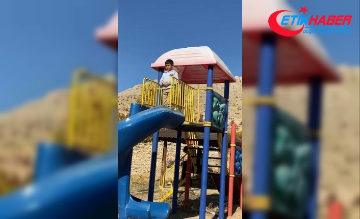 Şehit Sekin’in babasının cenaze töreninde duygulandıran an: Oyun oynamayı bırakan çocuk parkta namaz kıldı
