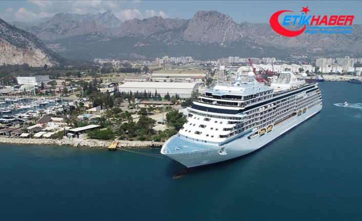 Antalya Limanı'na bu yıl kruvaziyerlerle 30 binden fazla turist geldi