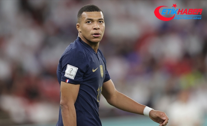 Fransız futbolcu Mbappe, alkollü içki logosu önünde poz vermeyi reddetti
