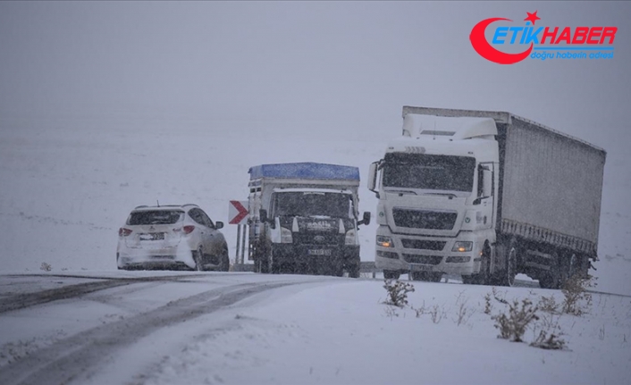 Kars-Göle kara yolunda kar yağışı, sürücülere zor anlar yaşattı
