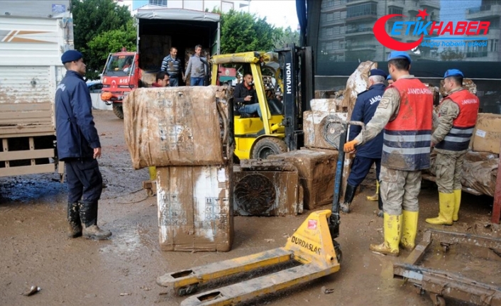 Kumluca'da selin ardından temizlik çalışmaları sürüyor