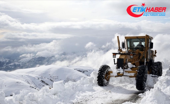Muş'ta kar nedeniyle kapanan Üçevler grup köy yolu ekiplerin çalışmasıyla açıldı