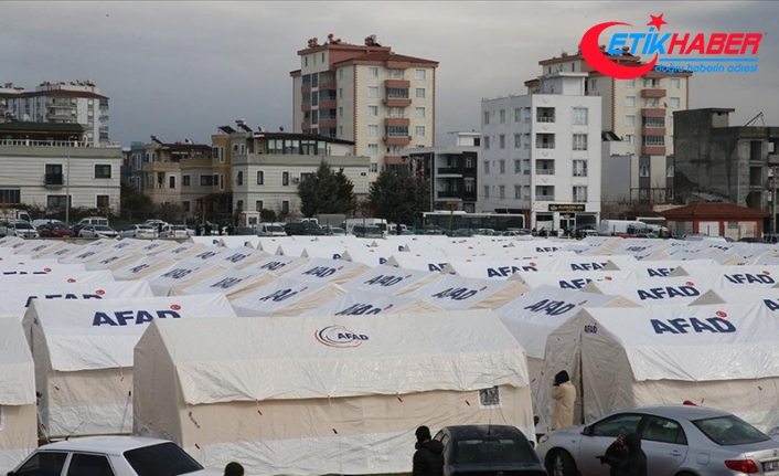 Adıyaman'da askerler depremzedeler için çadır kurdu