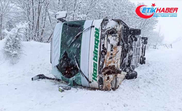 Bingöl'de kar ve tipi nedeniyle devrilen yolcu otobüsündeki 12 kişi yaralandı