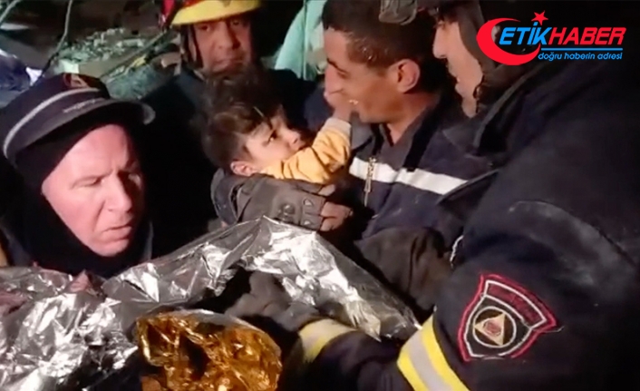 Cezayir ekibi, Adıyaman'da depremden 61 saat sonra 5 yaşındaki kızı kurtardı
