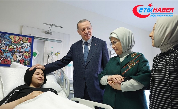 Cumhurbaşkanı Erdoğan Ankara'da tedavi gören depremzedeleri ziyaret etti