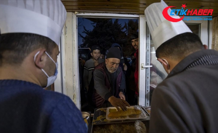 Cumhurbaşkanlığında görevli aşçılar, depremzedeler için yemek pişiriyor