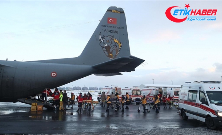 Depremde yaralanan 31 kişi TSK'nın kargo uçağıyla İstanbul'a getirildi
