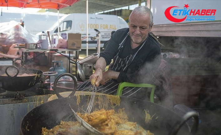 İngiliz aşçılar Adıyaman'da depremzedeler ve güvenlik güçleri için yemek pişiriyor