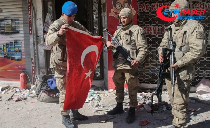 İskenderun'da Mehmetçik depremde yere düşen Türk bayrağını kaldırdı