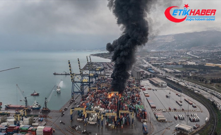İskenderun Limanında depremde devrilen konteynerlerde yangın çıktı