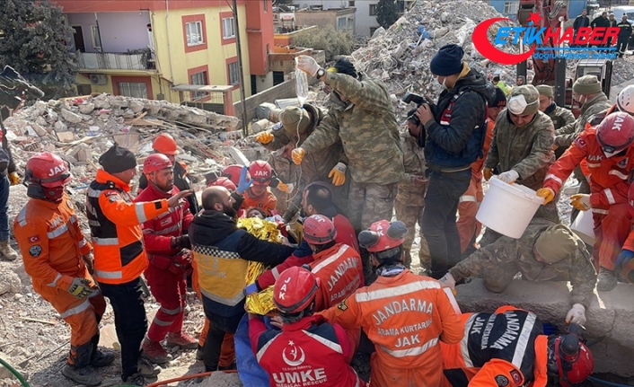 İslahiye'de baba-kız depremin 132. saatinde enkazdan kurtarıldı