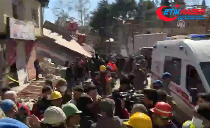 Kahramanmaraş'ta bir genç kız depremin 248'inci saatinde enkazdan sağ çıkarıldı