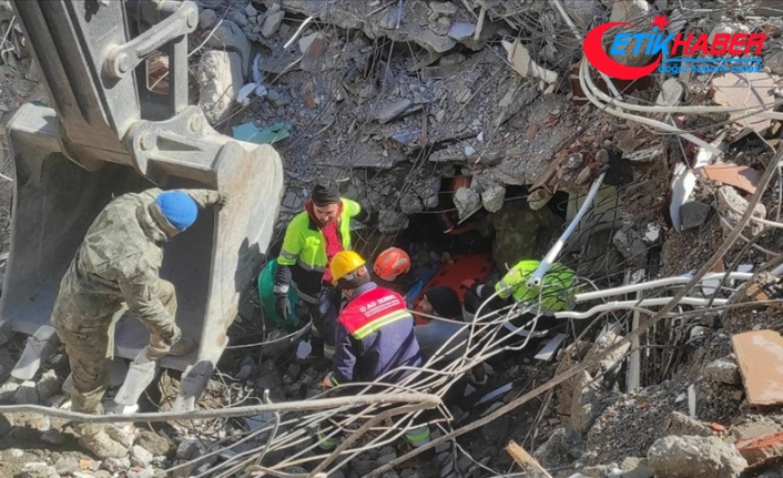 Kahramanmaraş'ta depremin 227. saatinde 74 yaşındaki kadın enkazdan kurtarıldı