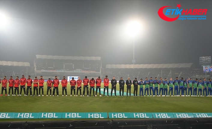 Pakistan'da kriket maçı, depremlerde hayatını kaybedenler için saygı duruşuyla başladı