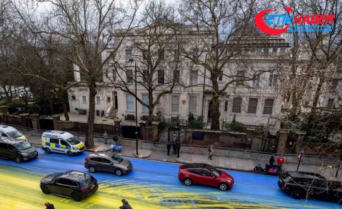 Rusya’nın Londra Büyükelçiliği’nin önündeki yol Ukrayna bayrağı renklerine boyandı