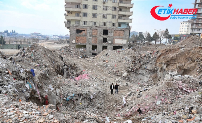 Depremden 5 gün öncesine kadar yaşadığı Ebrar Sitesi'nde 69 yakınını kaybetti