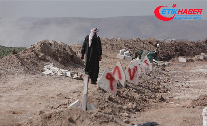 Depremzedeler Suriye’de “kimsesiz” mezarlarda yakınlarını arıyor
