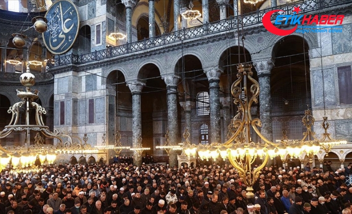 İstanbul'daki camilerde ramazanın ilk cuma namazı kılındı