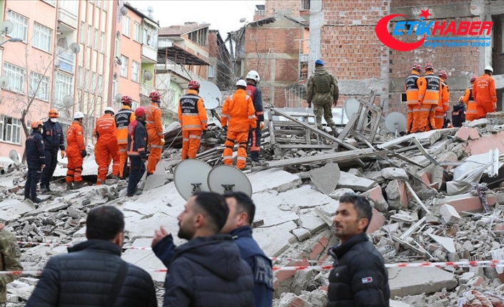 Malatya'daki depremlerde hasar alan 5 katlı bina yıkıldı