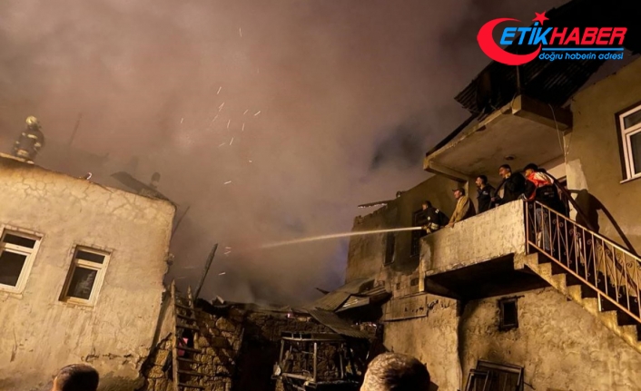 Bayburt'ta köydeki 3 ev, 6 ahır ve 4 samanlık yandı
