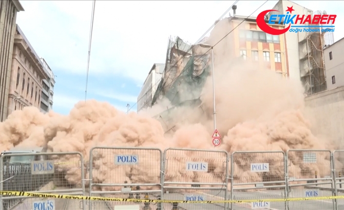 Beyoğlu'nda yıkılma riski bulunan tarihi metruk bina çöktü