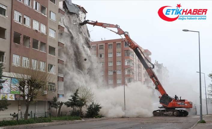 Diyarbakır'da depremde ağır hasar gören 2 bloklu sitenin yıkımına başlandı