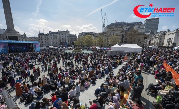 İngiltere'deki Trafalgar Meydanı'nda geçmiş Ramazan Bayramı dolayısıyla kutlama programı düzenlendi