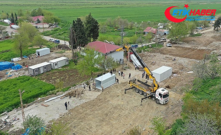 Kahramanmaraş'ta 52 evin yıkıldığı mahallede katlanabilir konteyner kurulumu başladı