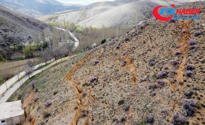 Kahramanmaraş'ta depremlerde oluşan uzun ve derin yarıklar arazilere de zarar verdi
