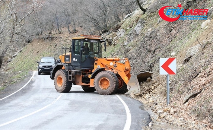 Munzur Çayı'nın taşması nedeniyle kapatılan Tunceli-Ovacık kara yolu ulaşıma açıldı