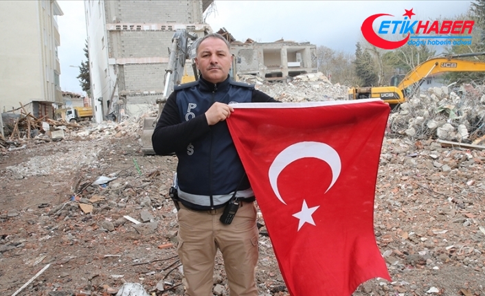 Polisin depremde yıkılan binanın enkazından Türk bayrağını çıkarma anı kamerada