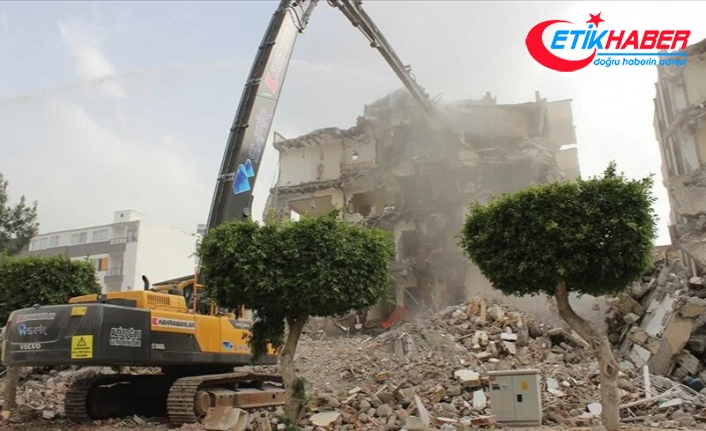 İskenderun'da ağır hasarlı binaların yıkım ve enkaz kaldırma çalışmaları başladı