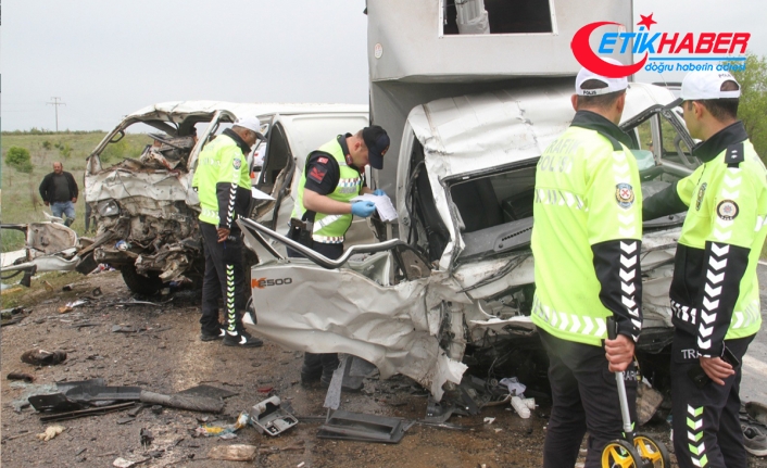 Konya'da kamyonetle minibüs çarpıştı: 2 ölü, 3 yaralı