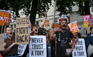 İngiltere'de Başbakan May protesto edildi