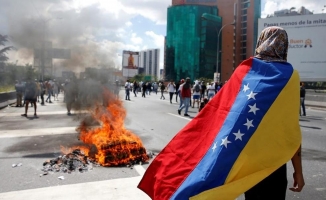 Venezuela'da hükümet yanlıları meclisi bastı