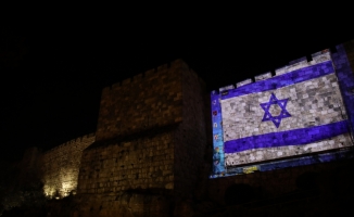 İsrail, Kudüs surlarına ABD ve İsrail bayraklarını yansıttı