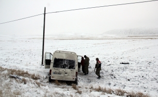Kaza yapan 14 kişilik minibüsten 51 kaçak çıktı