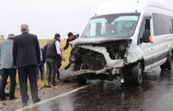 Diyarbakır'da otomobille minibüs çarpıştı: 1 ölü, 9 yaralı