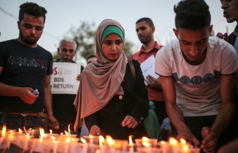 Gazze şehitleri anısına mum yakıp İsrail'i protesto ettiler