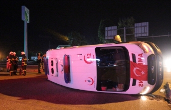 Hatay'da ambulansla kamyonet çarpıştı: 6 yaralı
