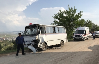 Kahramanmaraş'ta kamyon ile minibüs çarpıştı: 7 yaralı