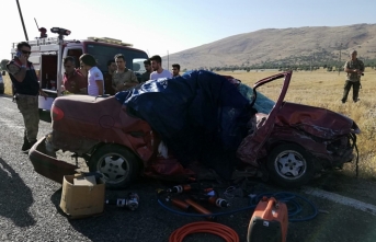 Diyarbakır'da otomobil ile tır çarpıştı: 3 ölü, 1 yaralı