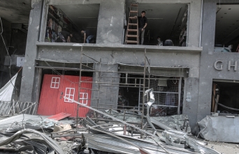 Gazzeliler İsrail saldırılarında hasar gören dükkanlarını onarıyor