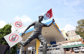 Trabzonsporlu taraftar, Nwakaeme'nin heykelini iş yerinin önüne dikti