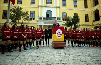 Galatasaray'da kadın futbol takımı tanıtıldı