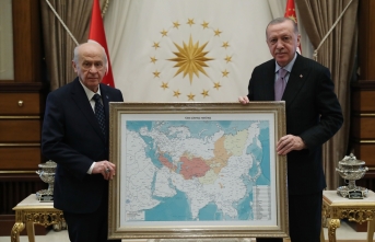 MHP Lideri Bahçeli, Cumhurbaşkanı Erdoğan'a Türk dünyası haritası hediye etti