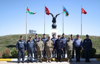 Bakan Akar ve Azerbaycan Savunma Bakanı Hasanov, hava üssü ile askeri tersaneyi ziyaret etti