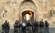 İsrail polisi Mescid-i Aksa'nın kapısında cemaate müdahale etti