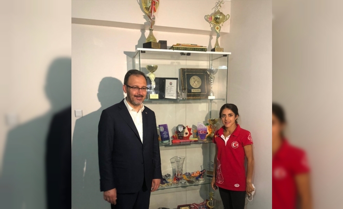 Bakan Kasapoğlu, milli atlet Meryem Bekmez'i evinde ziyaret etti